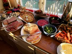 Julmat lista: en buffé med julskinka, köttbullar, prinskorv, leverpastej, sill och Janssons frestelse.