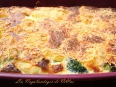 Un gratin brocolis pomme de terre doré et gratiné, prêt à être dégusté.