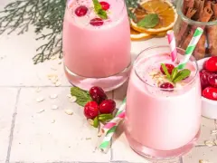 Różowe smoothie z żurawiną i miętą, idealne na zdrowy początek dnia. Dowiedz się, jak zrobić smoothie!