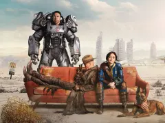 Postapokaliptyczna ekipa na kanapie, czekająca na Fallout 5. W tle zniszczone miasto i znak Route 66.