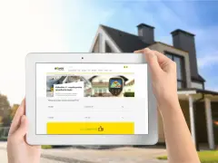 Tablet pokazuje kalkulator izolacji, pomagający obliczyć, ile wełny na poddasze potrzeba.