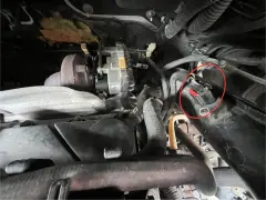 Wtyczka czujnika zaznaczona na czerwono, potencjalny problem z dtc p1335 ford.