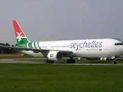 Samolot Air Seychelles na płycie lotniska, gotowy do startu.