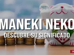 Maneki neko con pilas de 5 oros, invitando a descubrir su significado.