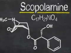 Struktura chemiczna skopolaminy, C₁₇H₂₁NO₄, narysowana kredą na tablicy.