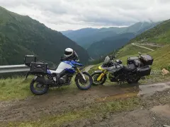 Dwa motocykle na górskiej drodze w Rumunii. Podróż motocyklem po Rumunii, koszty paliwa i noclegów.