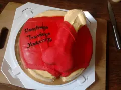 Tort panieński w kształcie czerwonych majtek z napisem "Wszystkiego Twardego Madziu!!!".
