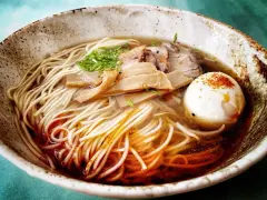 Miseczka aromatycznego ramenu z makaronem, jajkiem, mięsem i bambusem. Idealny przepis, jak zrobić ramen.