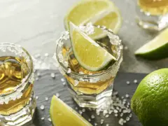 Jak pić tequilę gold? Kieliszki z solą i limonką, gotowe do degustacji.