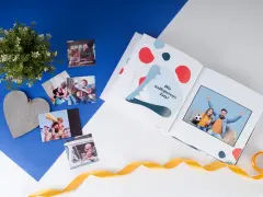 Album ze zdjęciami i sercem, idealny na Dzień Ojca. W środku zdjęcie taty z córką kibicujących z piłką.