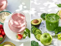Två glas med färgglada smoothies, omgivna av ingredienser som hallon, havre, avokado och grönsaker. Perfekt för ett hälsosamt smoothie recept.
