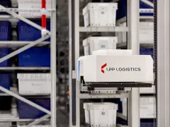 Automatyczny wózek w magazynie LPP Logistics pobiera pojemniki. System psi wms usprawnia pracę.
