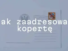Jak zaadresować kopertę? Na zdjęciu biała koperta z polskim znaczkiem pocztowym i orłem.