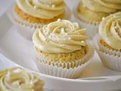 Leckeres Cupcake Rezept: Cremiges Frosting auf saftigen Küchlein, verziert mit Perlen.