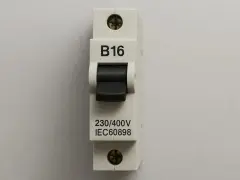 Wyłącznik nadprądowy B16, 230/400V. Dowiedz się, jak podłączyć bezpiecznik B16, aby zapewnić bezpieczeństwo instalacji elektrycznej.