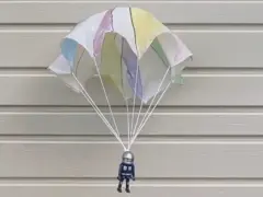 Un astronaute Playmobil descend en parachute. Ce parachute coloré, fait maison, est prêt pour l'aventure.