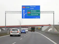 Autostradą A2 w kierunku Poznania i Łodzi. Znak informuje o minimalnej prędkości na autostradzie i zjeździe na Grójec, Sochaczew, Żyrardów za 500 m.