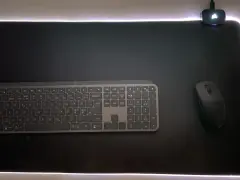 En svart musmatta XL med RGB-belysning, ett trådlöst tangentbord och en mus.