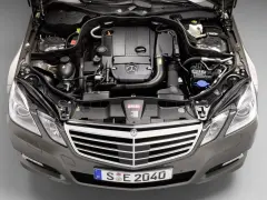 Otwarta maska Mercedesa E-klasy ukazuje serce pojazdu – jeden z najlepszych silników Mercedesa.
