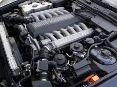 Silnik V12 BMW, potężna maszyna gotowa do drogi.