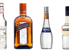 Butelki likierów: Monin Curacao Triple Sec, Cointreau, Bols Triple Sec i De Kuyper. Triple sec to pomarańczowy likier.