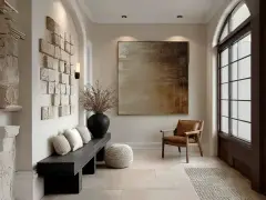 Come valorizzare una parete vuota con un quadro astratto, una scultura moderna e un arredo accogliente.