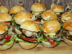 Mini hamburgery: przepis na idealne slidery, które zachwycą gości