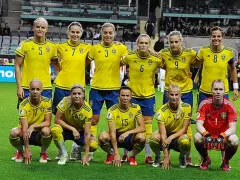 Sveriges damlandslag i fotboll, med lagkaptenen i spetsen, redo för match.