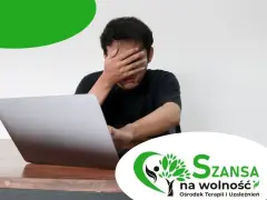 Mężczyzna z ręką na twarzy przed laptopem. Szansa na wolność - ośrodek terapii uzależnień, oferuje leczenie uzależnienia od pornografii.