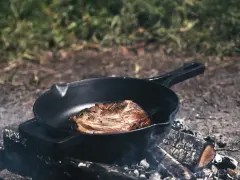 Patelnia na ognisko: Jak wybrać idealną? Żeliwo vs Stal
