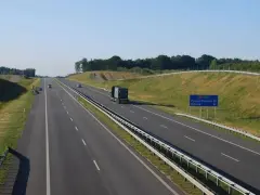 Autostradą A1 w kierunku Gdańska, z widocznym znakiem informującym o odległości do Pruszczu Gdańskiego i Gdańska.