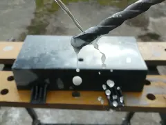 Woda z mydłem to świetny sposób, czym chłodzić wiertło podczas wiercenia w twardym materiale.