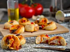 Leckere Pizzaschnecken, perfekt für ein schnelles Mittagessen oder als Snack. Dieses Pizzaschnecken rezept ist einfach und gelingt immer.