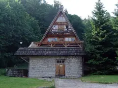 Bacówka pod Trójgarbem: historia, kontrowersje i przyszłość schroniska