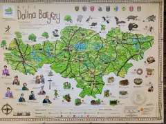Mapa Doliny Baryczy, ukazująca atrakcje przyrodnicze i kulturowe, w tym stawy, lasy, zabytki i lokalne potrawy.
