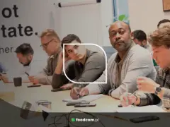 Uczestnicy podczas sesji assessment center, skupieni na zadaniach, notują i analizują.