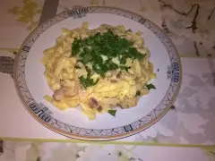 Pyszne fettuccine z boczkiem i pieczarkami, polane kremowym sosem. Idealna odpowiedź na pytanie: jaka śmietana do carbonary?