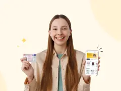 Uśmiechnięta dziewczyna trzyma dowód osobisty i smartfon z aplikacją do zdjęć do dowodu.