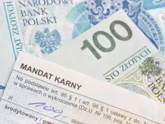 Mandat karny i banknot 100 zł. Dowiedz się, jak zapłacić mandat, gdy otrzymasz wezwanie.
