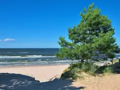 Piękny dzień na plaży w Ostrowie nad morzem. Słońce, piasek i szum fal.