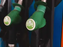 Zielone dystrybutory paliwa z oznaczeniami 95 Pb i E5. Zastanawiasz się, jakie paliwo do skutera?