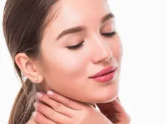 Rostro de mujer con piel suave y labios rosados, luciendo un efecto botox natural.