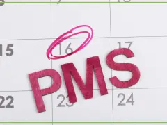 Litery "PMS" na kalendarzu. Dzień 16 zaznaczony kółkiem. Czy to objawy zagnieżdżenia zarodka?