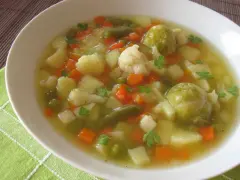 Zupa jarzynowa z mrożonki przepis: aromatyczna, sycąca, pełna warzyw jak marchewka, ziemniaki, kalafior i fasolka szparagowa. Idealna na szybki obiad.