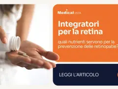 Mano che versa integratori per la retina da un flacone. L'articolo parla di quali nutrienti servono per la prevenzione delle retinopatie.