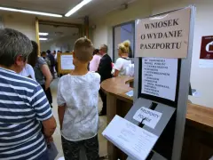 Kolejka do biura paszportowego w Opolu. Ludzie czekają na złożenie wniosku o wydanie paszportu.