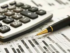Calculatrice et stylo sur un graphique, outils pour analyser un report deficit foncier.