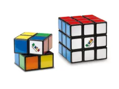 Två Rubiks kuber, en liten 2x2 och en klassisk 3x3, står sida vid sida.
