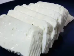 Czy halloumi ma laktozę? Sprawdź, czy możesz jeść ten ser bez obaw