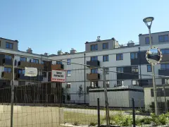 Nowe bloki, ogrodzenie i tabliczki "teren prywatny". Czy to już patodeweloperka?